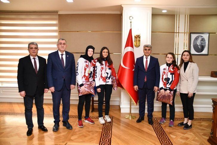 Başarılı sporculardan Vali Gürel’e ziyaret G1