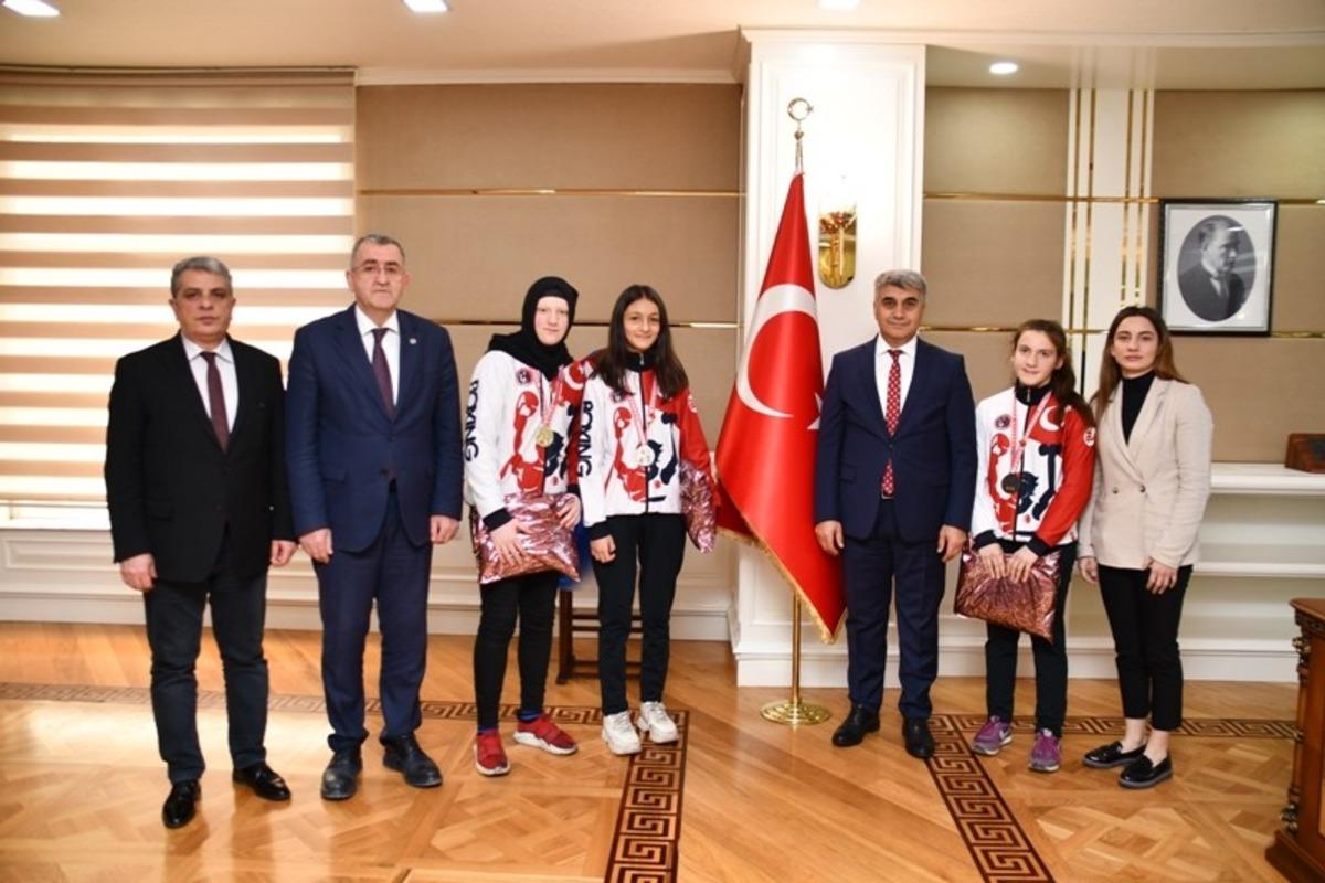 Başarılı sporculardan Vali G&uuml;rel&rsquo;e ziyaret