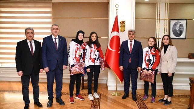 Başarılı sporculardan Vali Gürel’e ziyaret