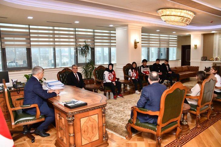 Başarılı sporculardan Vali Gürel’e ziyaret G2
