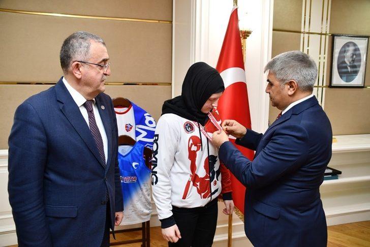 Başarılı sporculardan Vali Gürel’e ziyaret G3