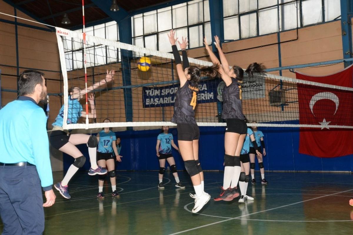 İki Boz&uuml;y&uuml;k takımın m&uuml;cadelesi
