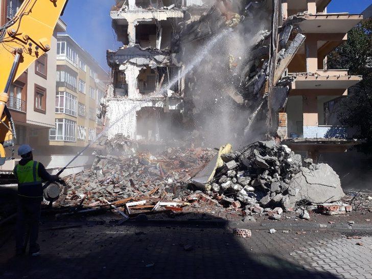 Bahçelievler’de ağır hasarlı binaların yıkımına devam ediliyor G1