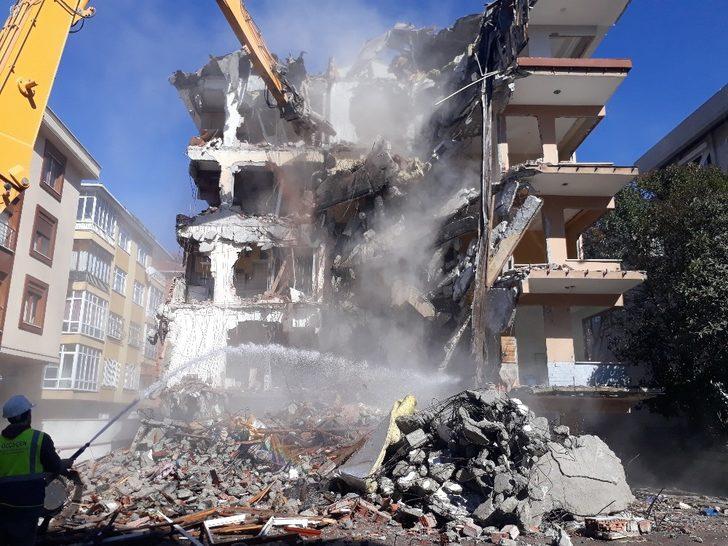 Bahçelievler’de ağır hasarlı binaların yıkımına devam ediliyor G2