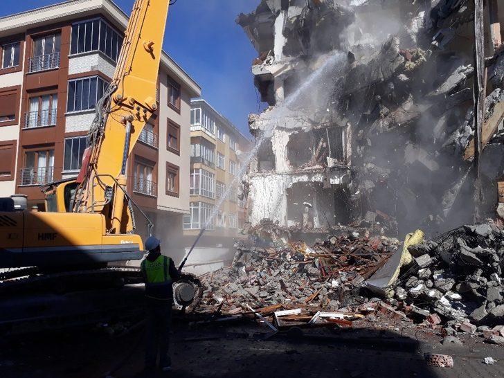 Bahçelievler’de ağır hasarlı binaların yıkımına devam ediliyor G3