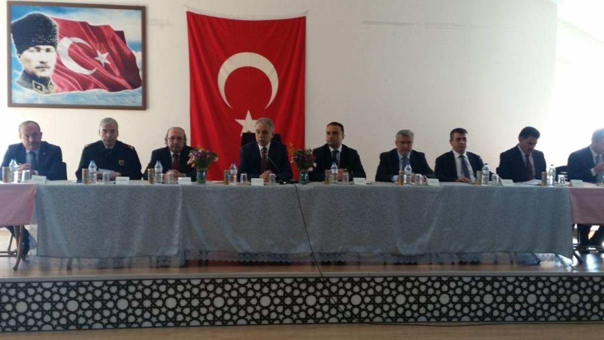 Vali Toprak Kulu&rsquo;da muhtarlarla bir araya geldi