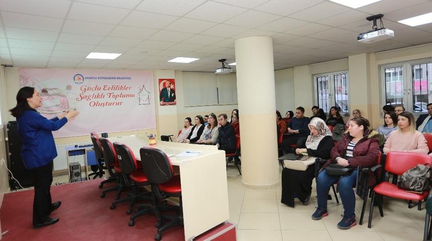 Anne adayları &rsquo;Hamilelik Okulu&rsquo; 17. d&ouml;nem eğitimlerine katıldı