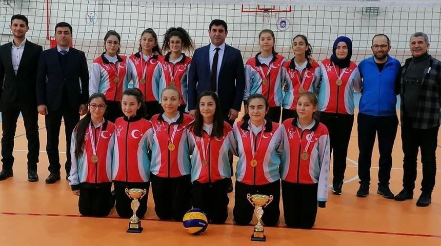 Başkan &Ccedil;iğdem, grup elemelerinde ikinci olan voleybolcuları kutladı