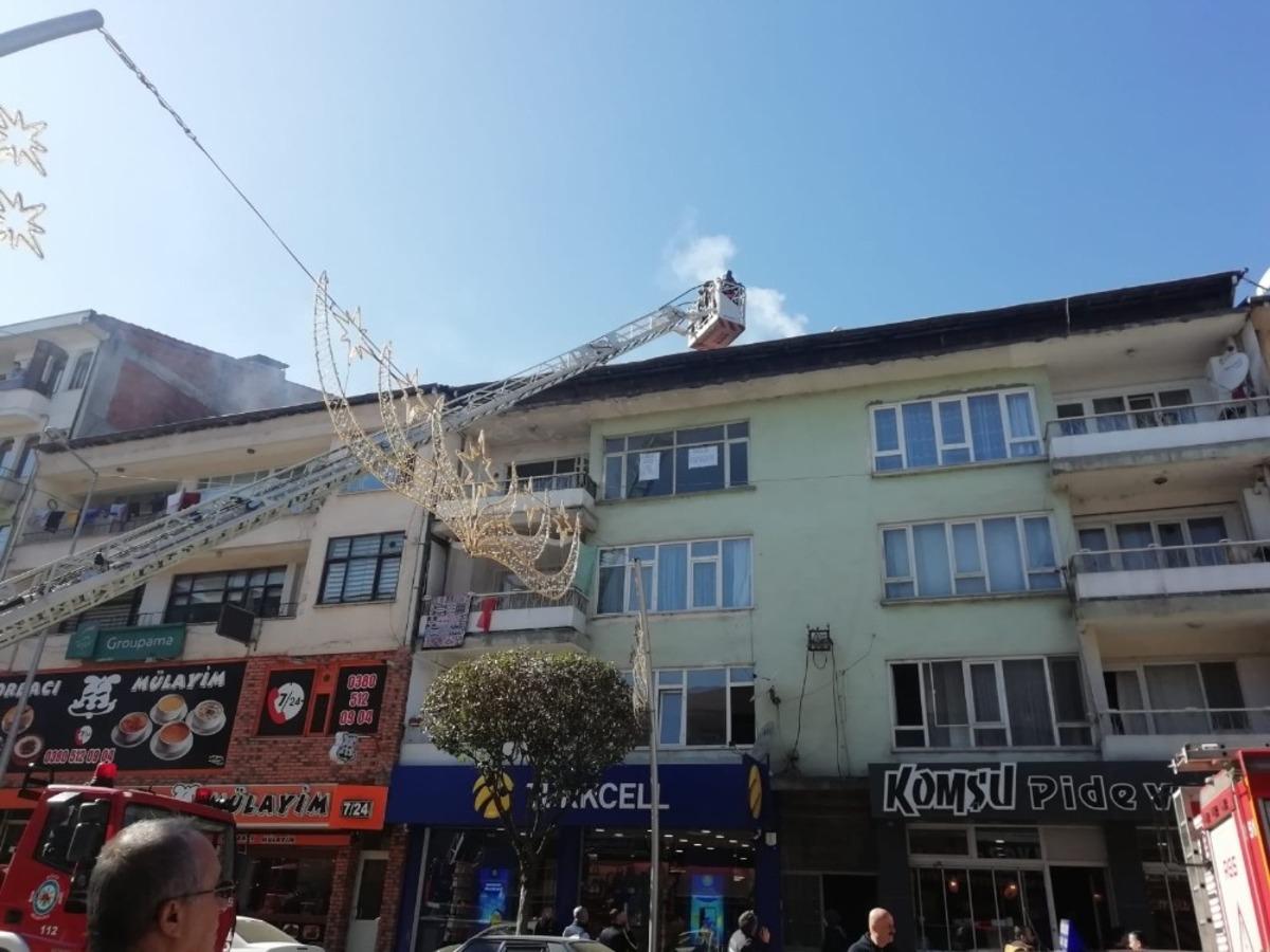 D&uuml;zce&rsquo;de binanın &ccedil;atısından &ccedil;ıkan dumanlar itfaiye harekete ge&ccedil;irdi