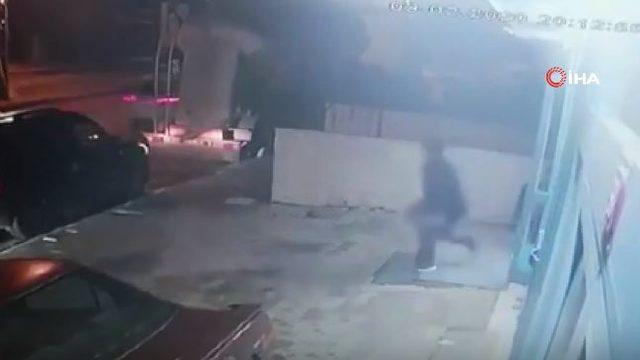 Sancaktepe'de market çalışanı, bıçaklı gaspçıyı paspasla kovaladı