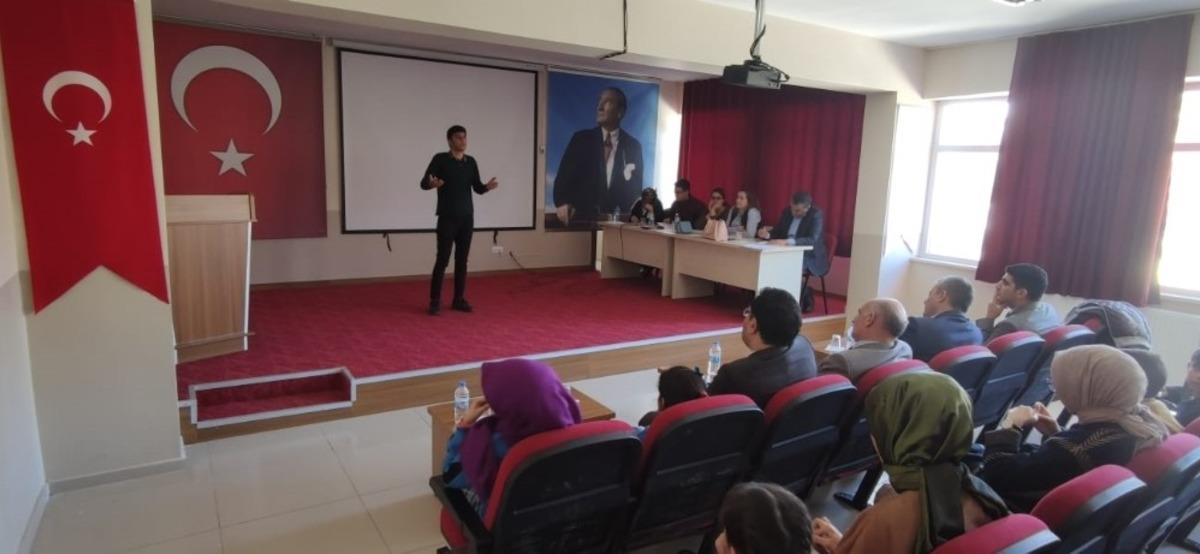 &Ccedil;emişgezek&rsquo;te İstiklal Marşı&rsquo;nı g&uuml;zel okuma yarışması