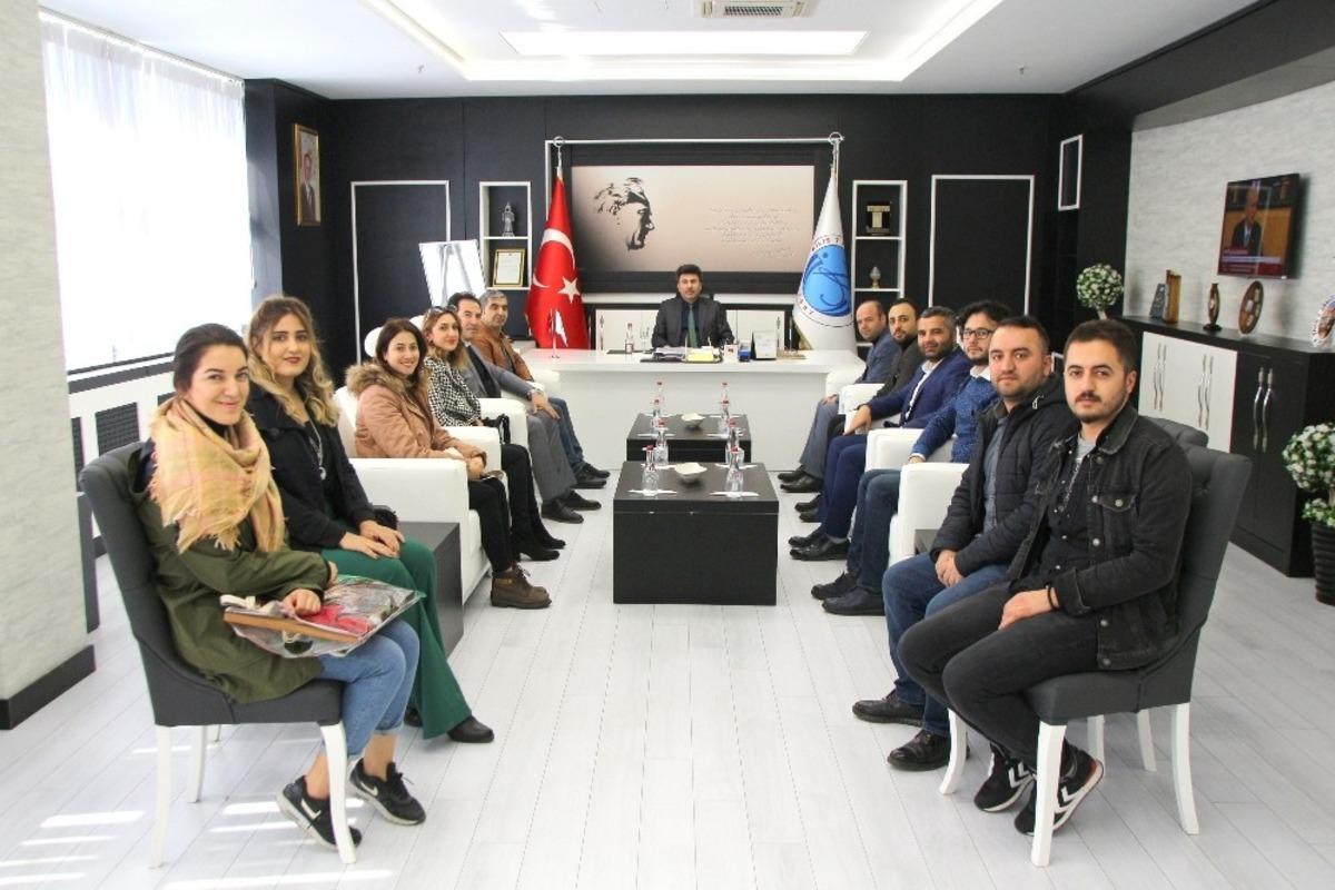 Eğitim Tiyatro Derneği &uuml;yeleri Karacoşkun&rsquo;la bir araya geldi