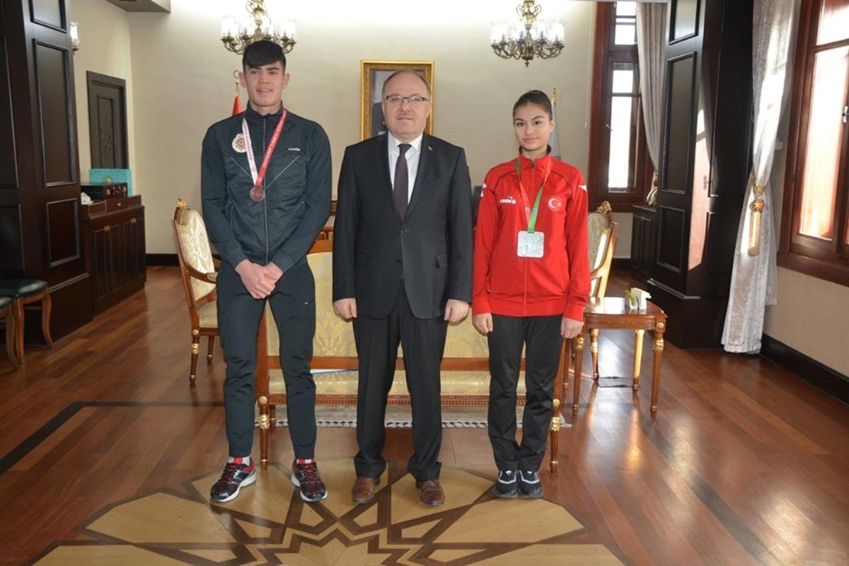 Afyonkarahisar&rsquo;a Valisi Tutulmaz, başarılı sporcuları altınla &ouml;d&uuml;llendirdi