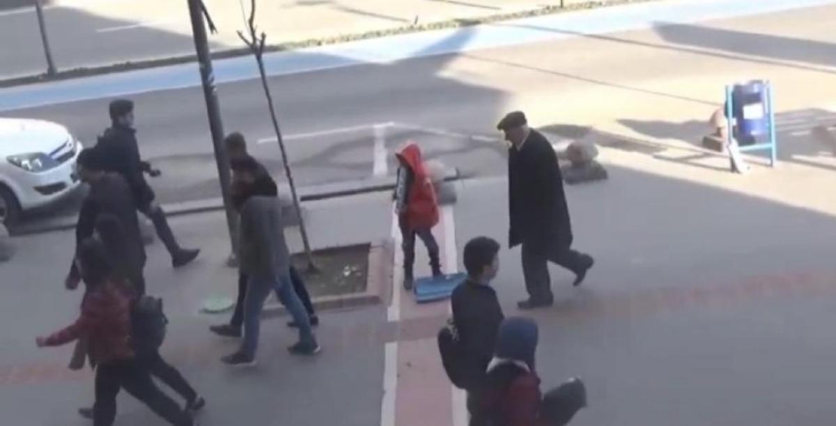 Sokak m&uuml;zisyeni 3&rsquo;&uuml;nc&uuml; sınıf &ouml;ğrencisine tablet s&uuml;rprizi