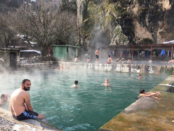Soğuk havada kaplıcanın tadını çıkarıyorlar G1