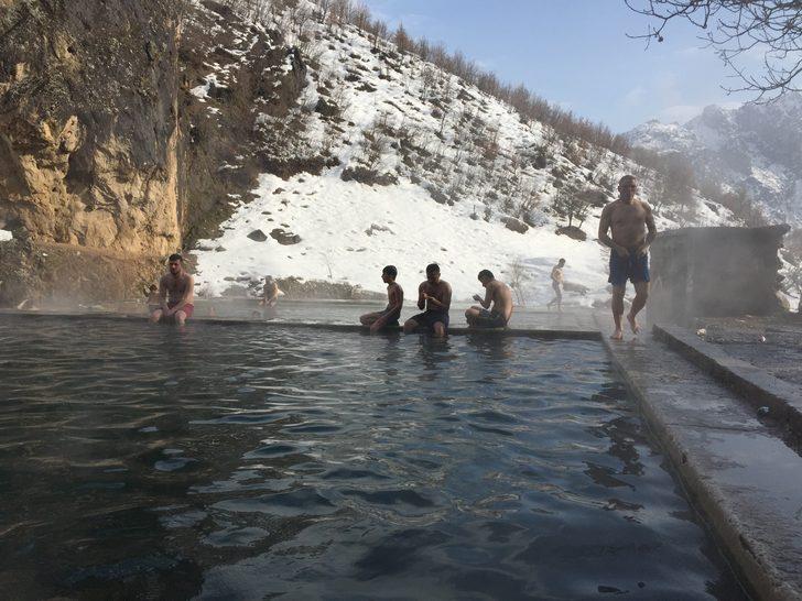 Soğuk havada kaplıcanın tadını çıkarıyorlar G2