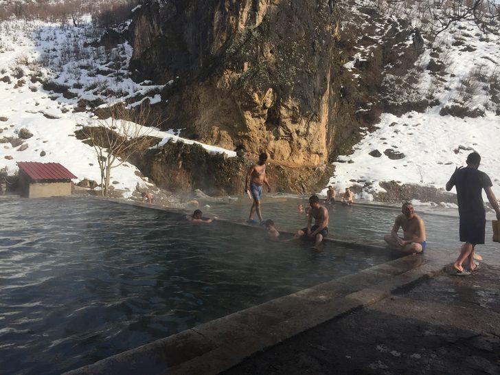 Soğuk havada kaplıcanın tadını çıkarıyorlar G3