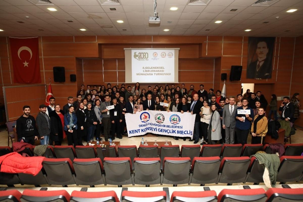 Denizli&rsquo;de gen&ccedil;ler fikirleriyle yarıştı