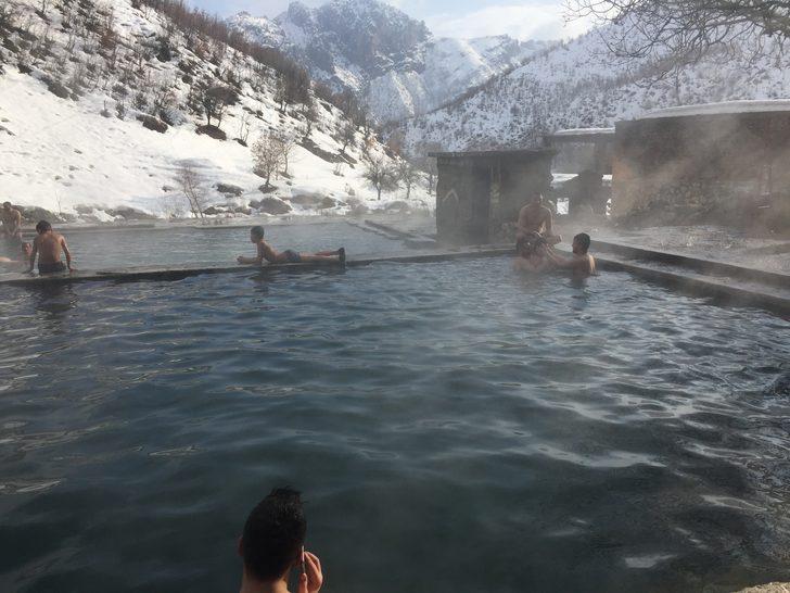 Soğuk havada kaplıcanın tadını çıkarıyorlar G4