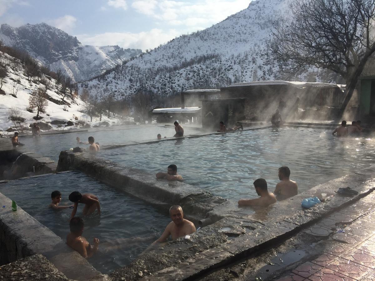 Soğuk havada kaplıcanın tadını &ccedil;ıkarıyorlar