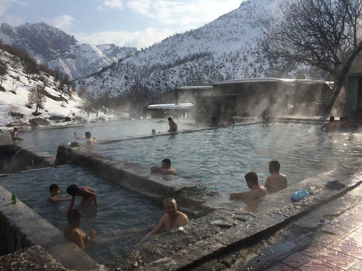 Soğuk havada kaplıcanın tadını çıkarıyorlar G5