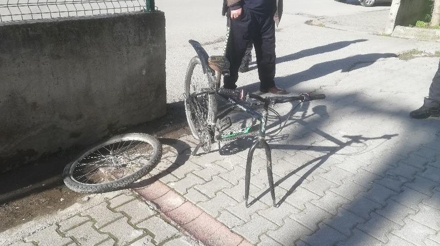 Otomobilin &ccedil;arptığı bisikletli &ccedil;ocuk yaralandı