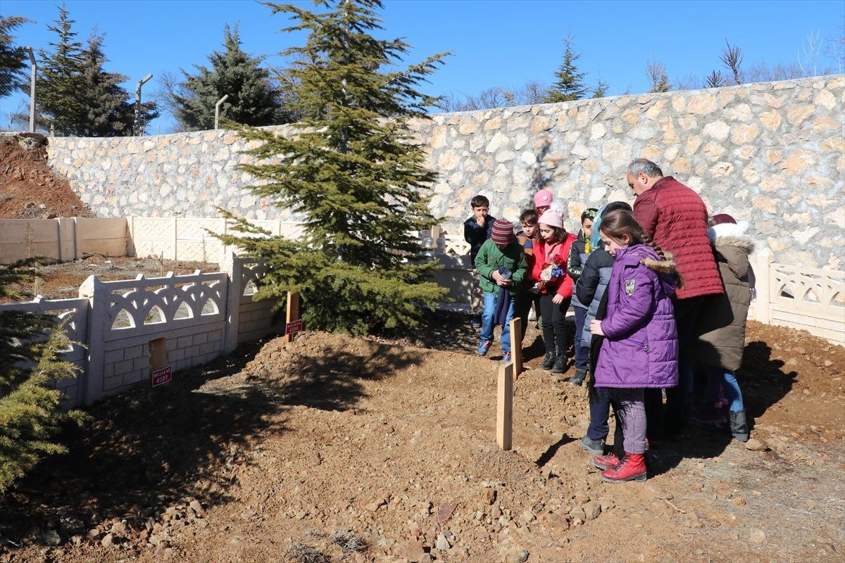 &Ouml;ğrenciler depremde kaybettikleri arkadaşlarını unutmadı