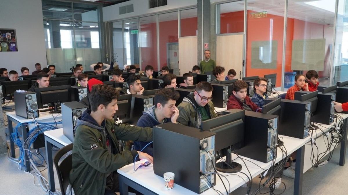 Başakşehir&rsquo;de gen&ccedil;ler dijital geleceğe hazırlanıyor