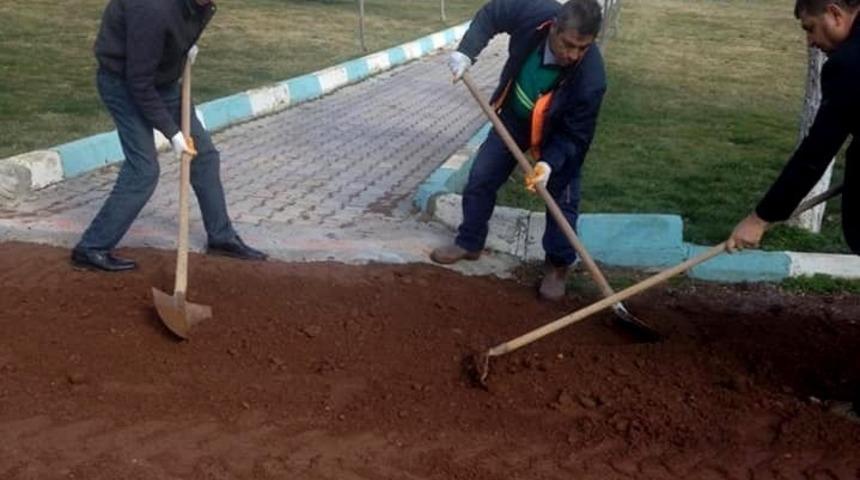 Besni Belediyesi parklarda d&uuml;zenleme yaptı