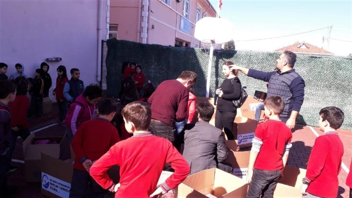 İlkokul &ouml;ğrencileri depremzedeler i&ccedil;in yardım topladı