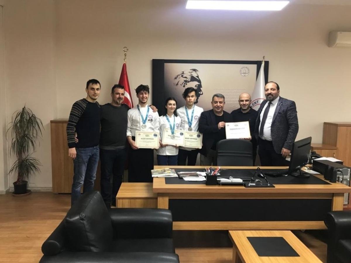 Aş&ccedil;ılık programı &ouml;ğrencilerinden g&uuml;m&uuml;ş madalya