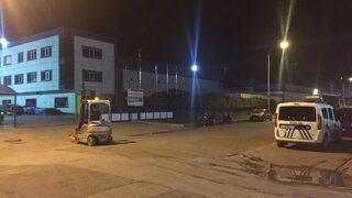 Alüminyum eritme kazanı ile makine arasına sıkışan 2 işçi yaralandı