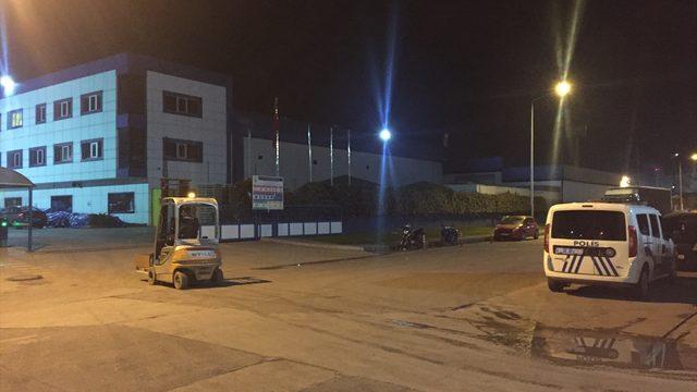 Alüminyum eritme kazanı ile makine arasına sıkışan 2 işçi yaralandı