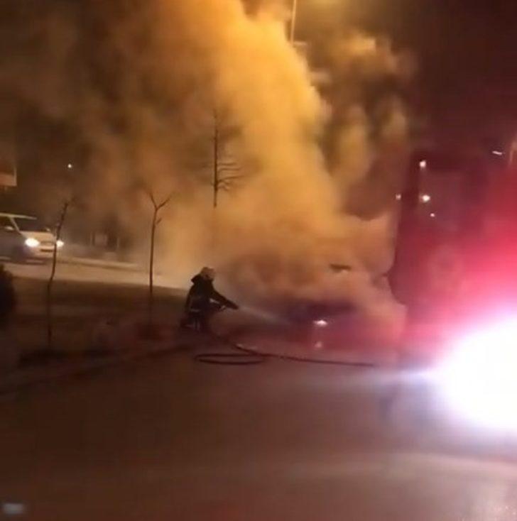 Seyir halindeki kamyonet alev aldı G3