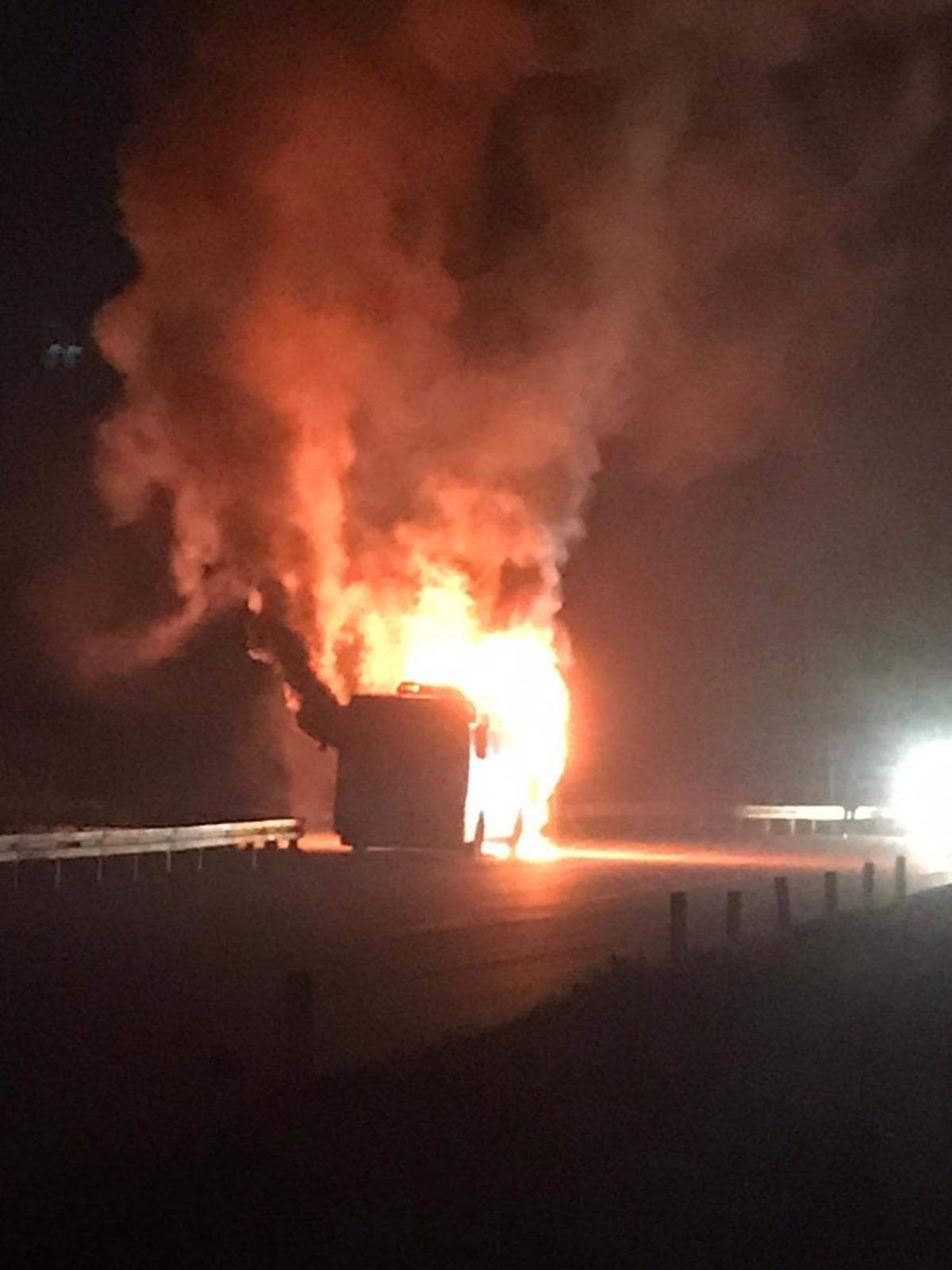 Facianın eşiğinden d&ouml;n&uuml;ld&uuml;! Seyir halindeki iş&ccedil;i servisi alev topuna d&ouml;nd&uuml;