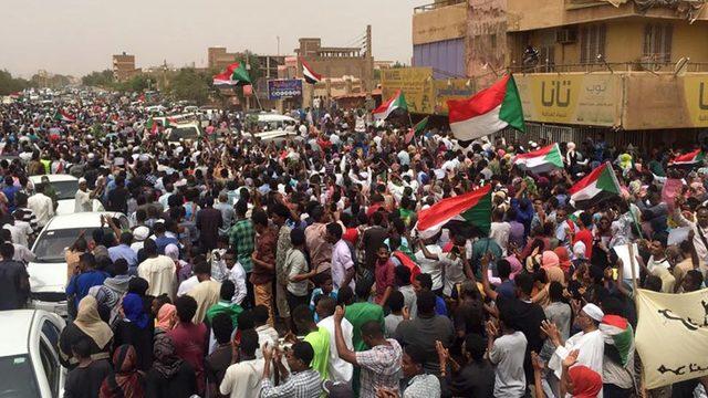 2019'da Sudan'daki protestolarda internetin yanı sıra telefon hatları da yetkililer tarafından kesildi