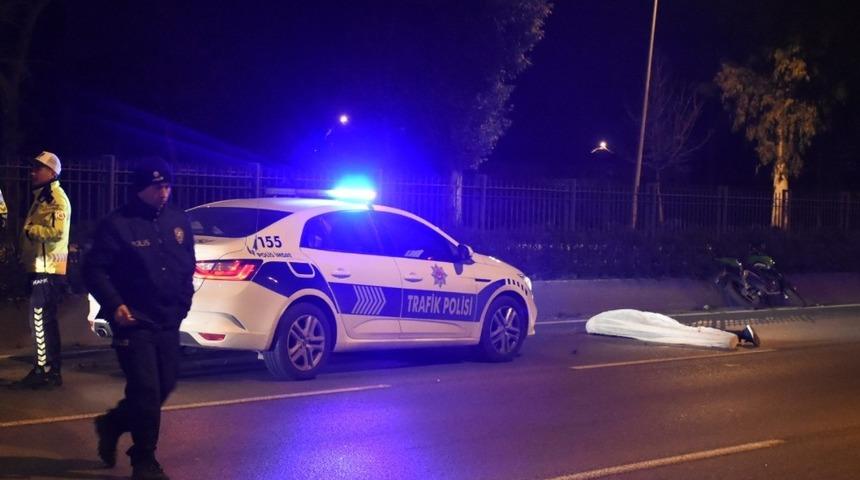 İzmir'de ref&uuml;je &ccedil;arpan motosikletin s&uuml;r&uuml;c&uuml;s&uuml; &ouml;ld&uuml;