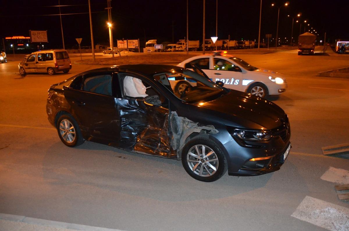 Hafif ticari ara&ccedil; ile otomobil &ccedil;arpıştı: 8 yaralı