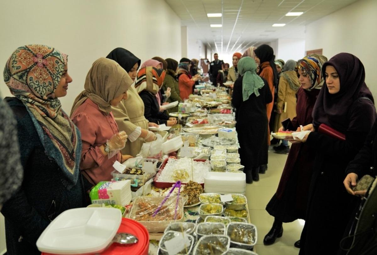&Ouml;ğrencilerden depremzedelere yardım kermesi