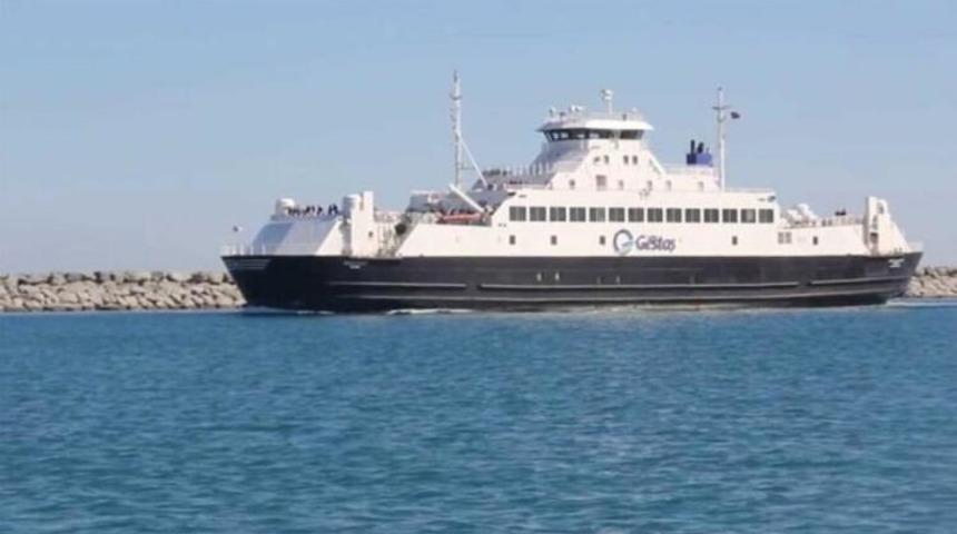 G&ouml;k&ccedil;eada'da feribot seferlerine fırtına engeli