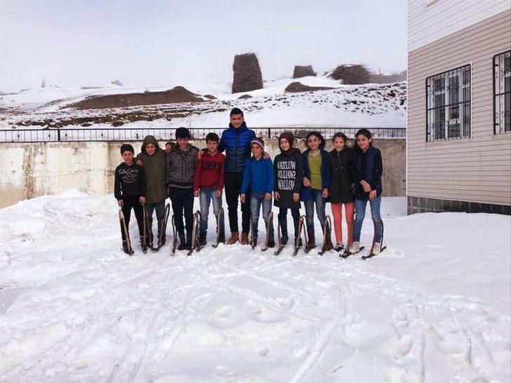 Demir ve tahtadan yaptıkları kayaklarla kaydılar G1