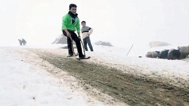 Demir ve tahtadan yaptıkları kayaklarla kaydılar G3