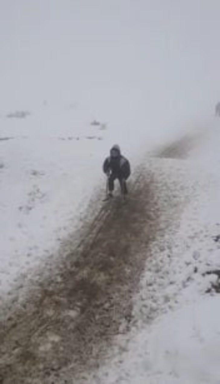 Demir ve tahtadan yaptıkları kayaklarla kaydılar G5