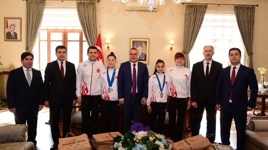 Badminton sporcuları &ouml;d&uuml;llendirildi