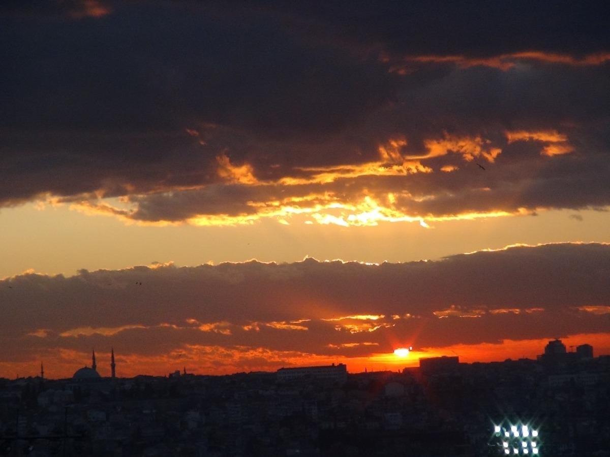 Taksim'de manzarayı g&ouml;ren telefonuna sarıldı