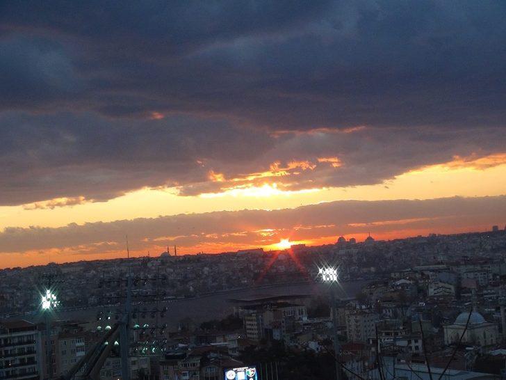 Taksim'de manzarayı gören telefonuna sarıldı G2