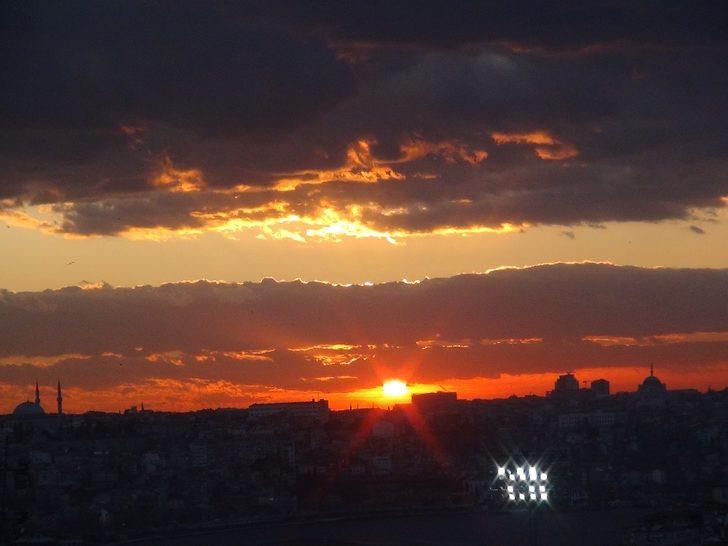 Taksim'de manzarayı gören telefonuna sarıldı G3