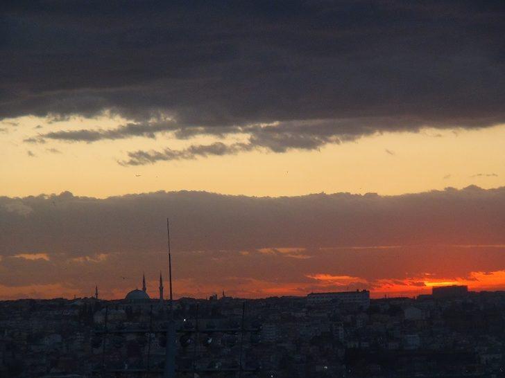 Taksim'de manzarayı gören telefonuna sarıldı G4