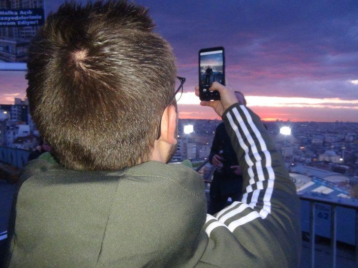 Taksim'de manzarayı gören telefonuna sarıldı G5