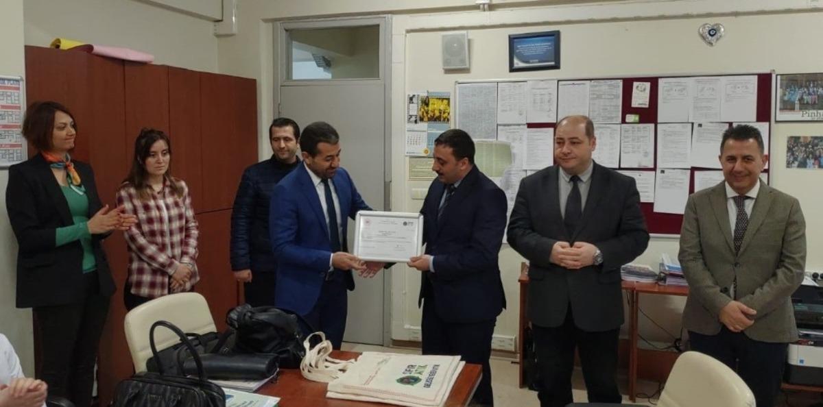 Furtuni ve İsak Pinhas Ortaokulu Sıfır Atık Belgesi aldı